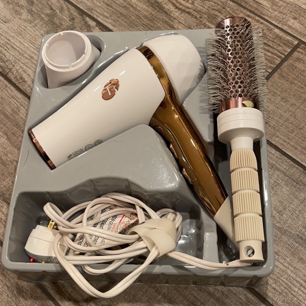 T3 Featherweight blow dryer